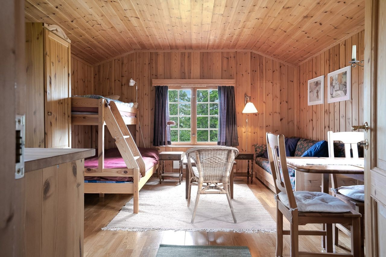 Her er plass til sofamøblement, spiseplass, garderobeskap, kjøkkenkrok og seng - fint for den som vil trekke seg litt tilbake Galleribilde