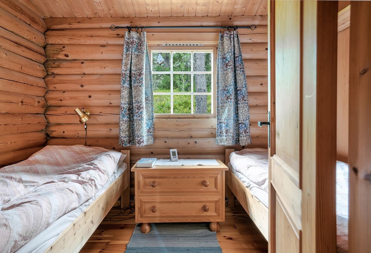 Hytta har 3 soverom med totalt 6 faste sengeplasser i tillegg til 3 soveplasser i annekset Galleribilde