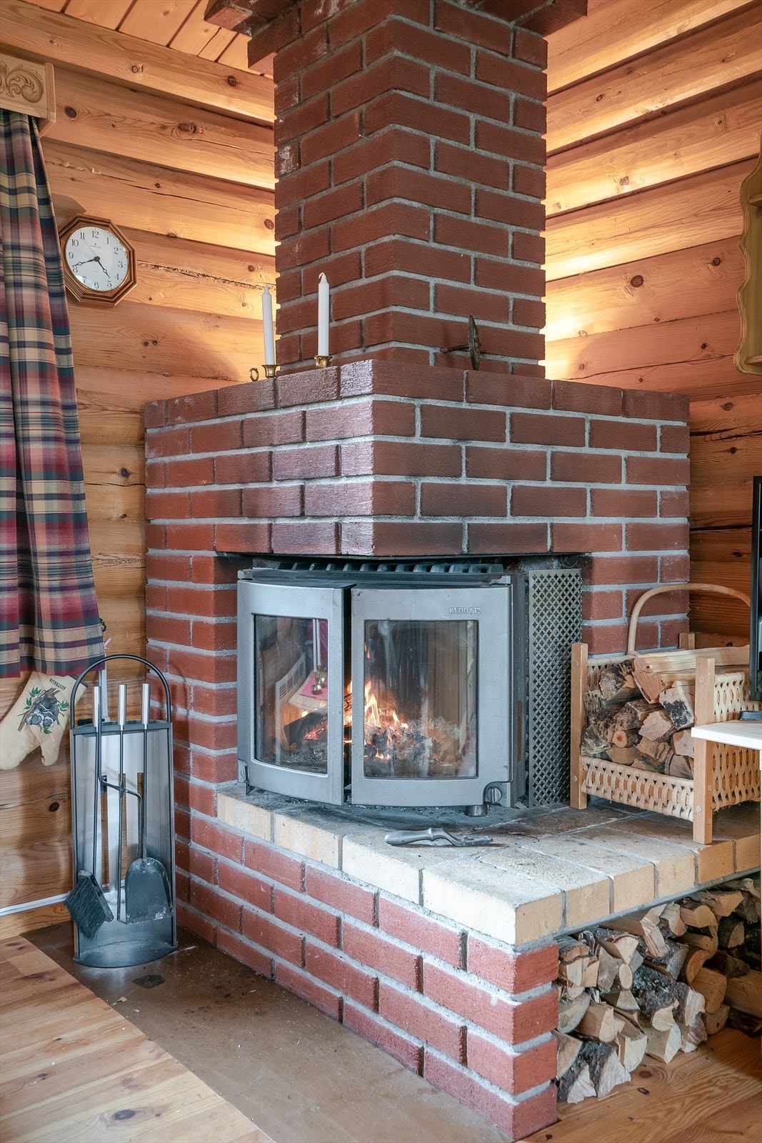 Knitrende varme fra peisen gjør det varmt og trivelig. Legg merke til belysningen bak pipa! Galleribilde