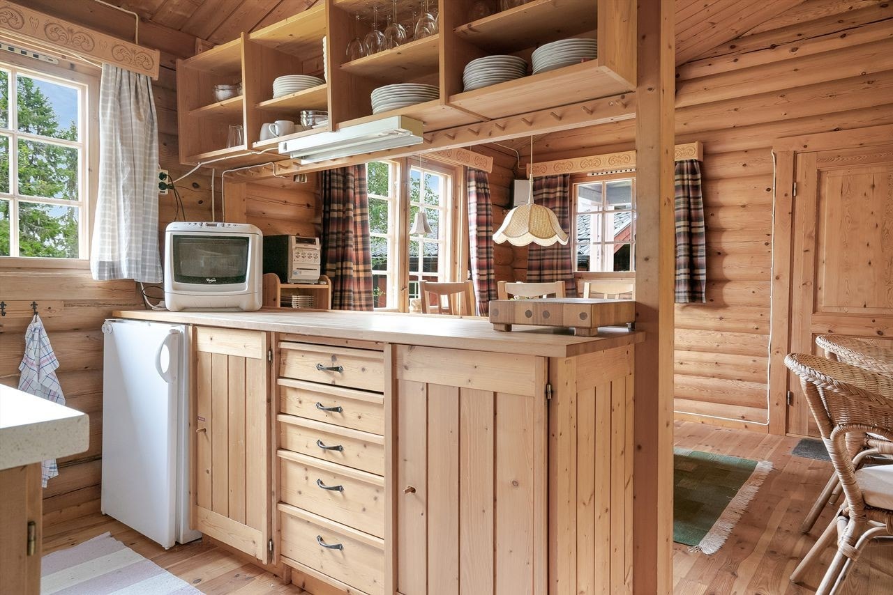 Ekstra åpne hyller over kjøkkenbenken. Benkeplate her i heltre Galleribilde