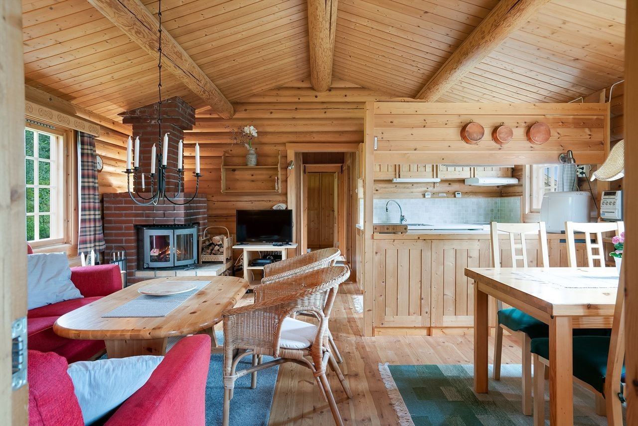 Stua har åpen løsning til kjøkkenet og til spiseplassen Galleribilde