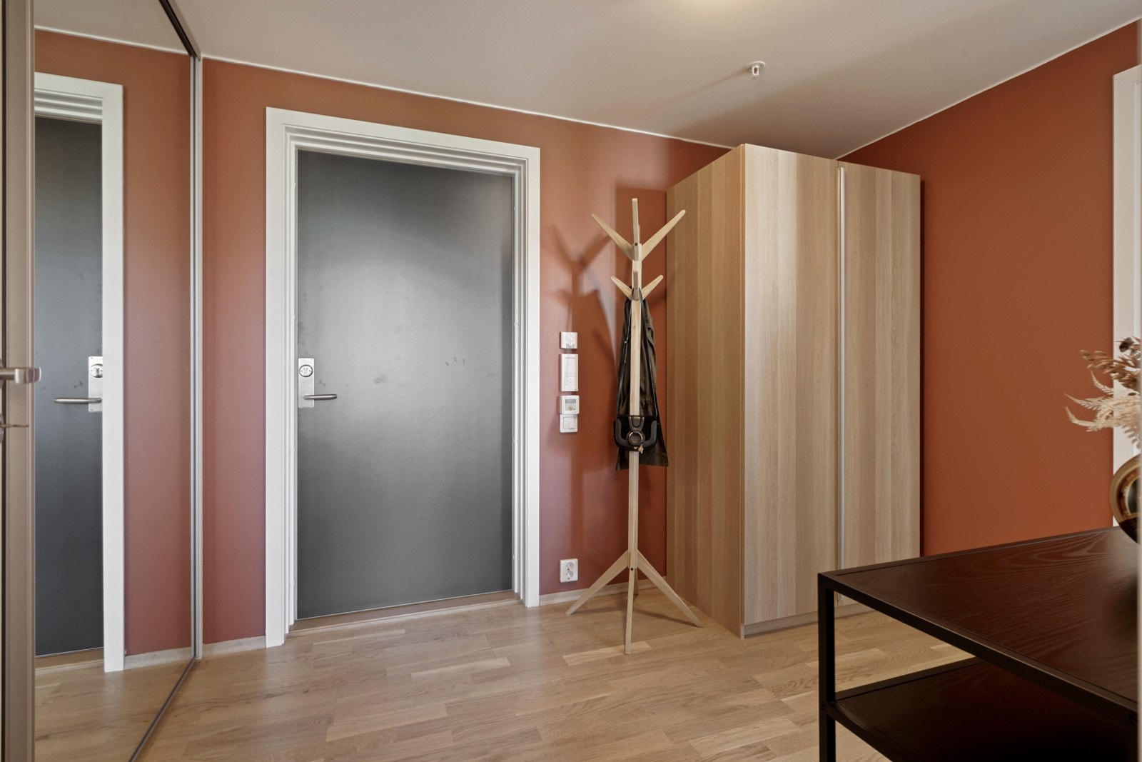 Entéen er på romslige 8,4m², og malt i Welcoming Red.