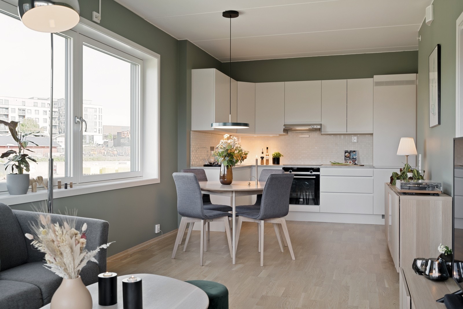Boligen byr på kvaliteter som parkett på gulv i alle rom med unntak av baderom, balansert ventilasjon, heis i bygg, og fjernvarme.