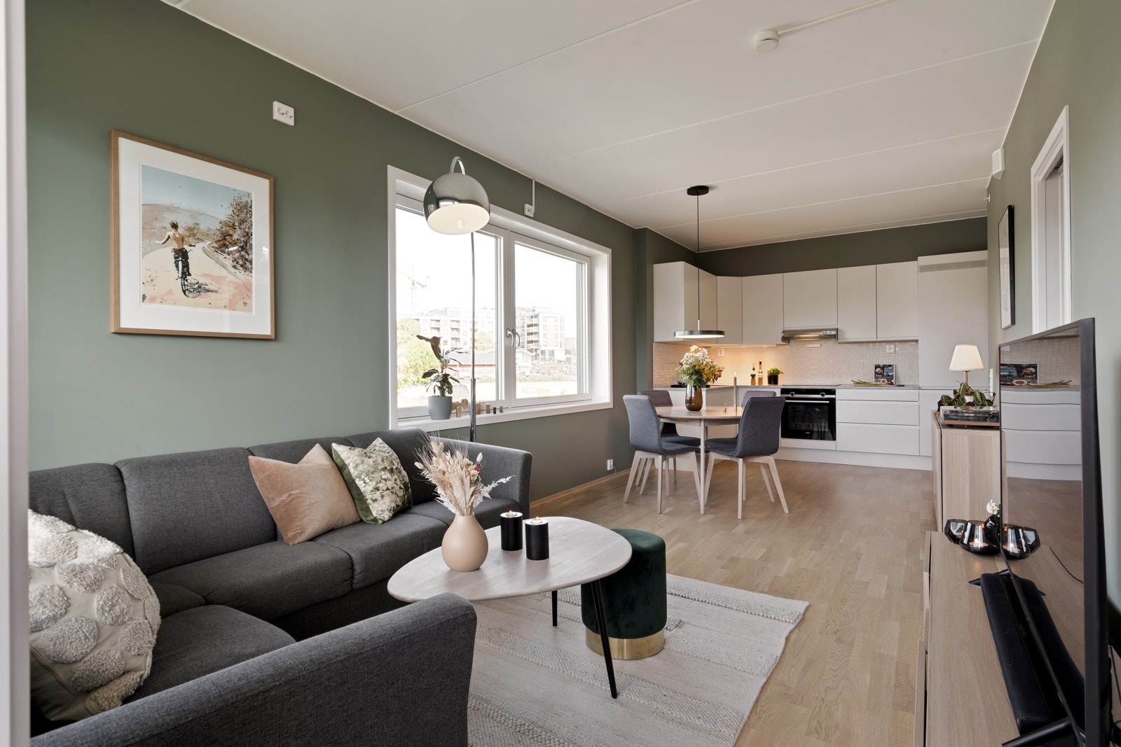 Alle sosialsonene er samlet i samme rom. Stue og kjøkken er på hele 24,3m².