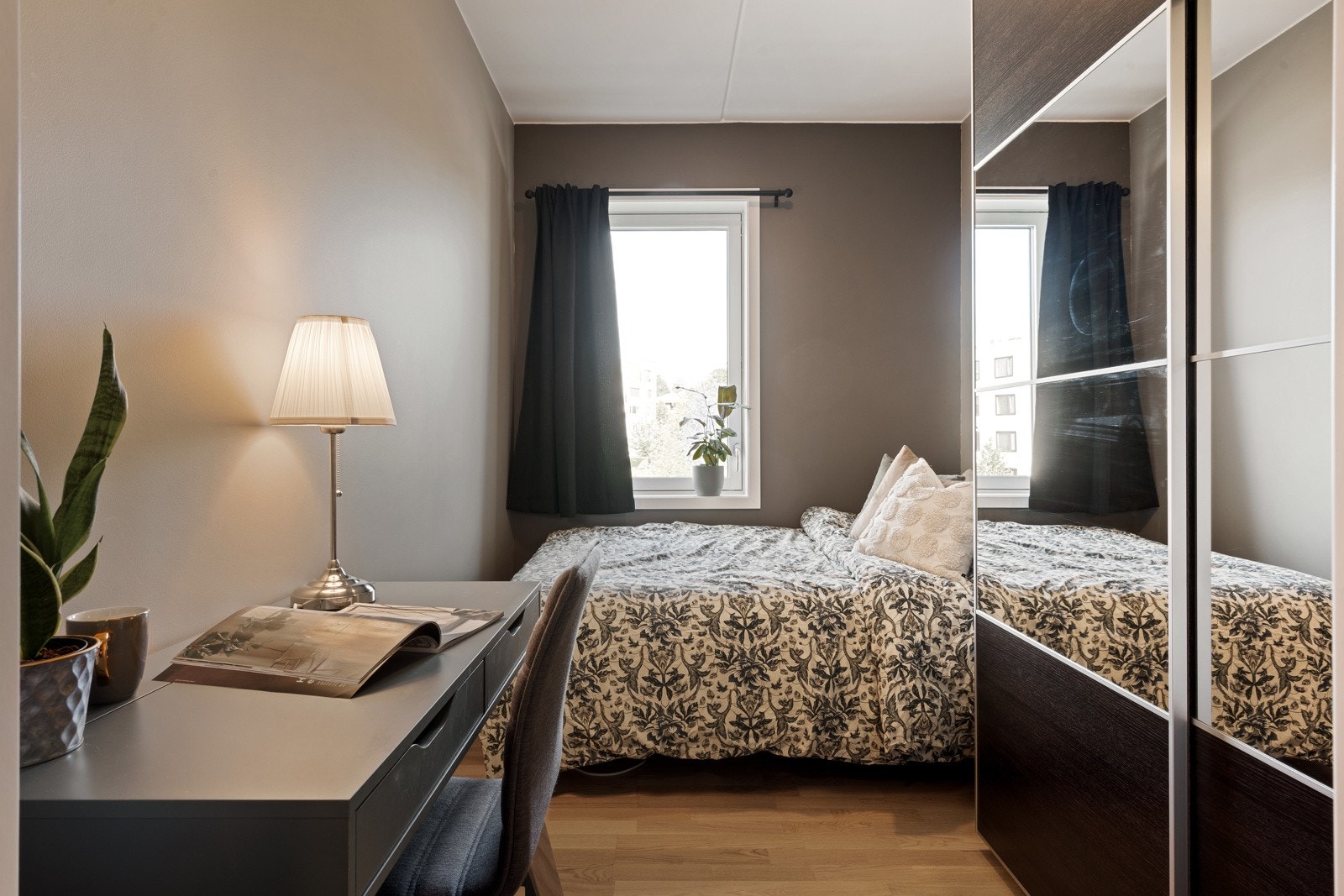 Boligens andre soverom er på 7,5m², og har god plass til stor seng og ønsket møblement. Fargevalget her er også Sober og Varmgrå.