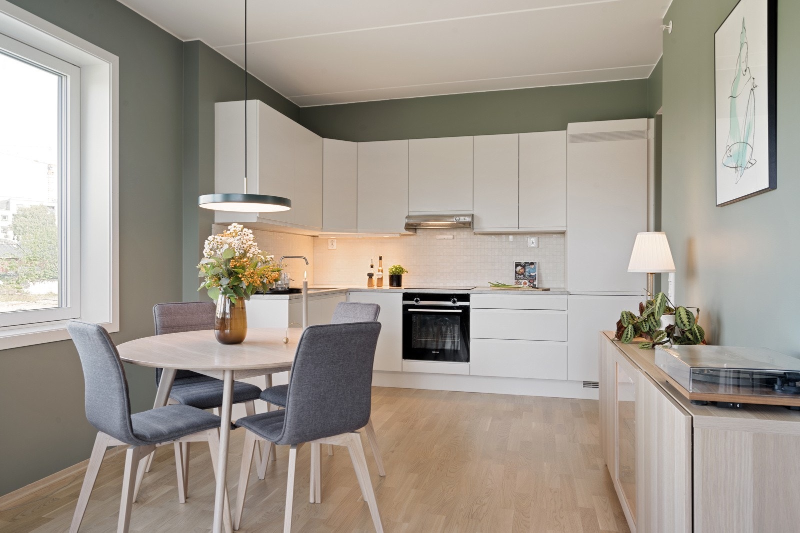 Boligen er gjennomgående pen og moderne med et tidsrikitg fargevalg. Stuen er malt i Antique Green.