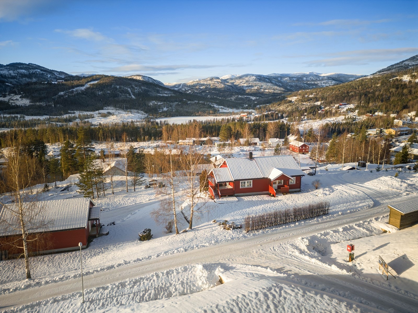 Fra boligen er det ca. 30 minutters kjøring til Quality Spa og Resort Norefjell, med restauranter og aktiviteter som klatring, rappellering og Bøeseter alpinbakker. Galleribilde