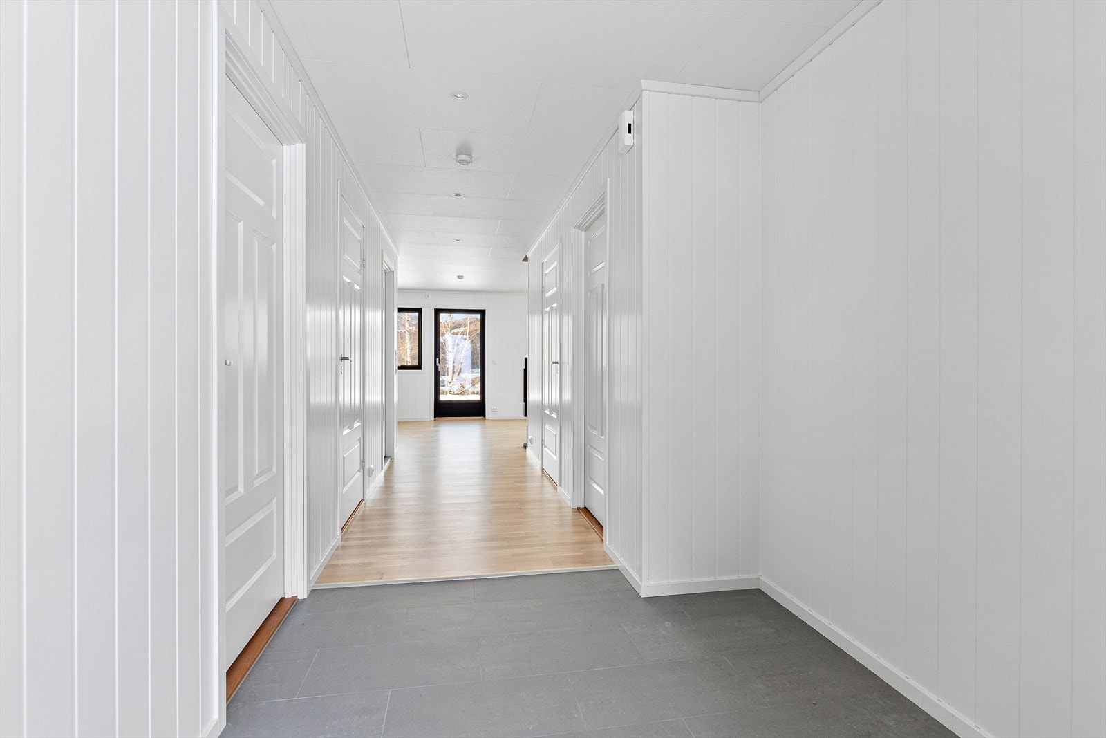God plass til garderobe eller oppheng for yttertøy. Bildene er fra tilsvarende bolig, men speilvendt. Bildene er kun ment som en illustrasjon av materialer og avvik vil forekomme. Galleribilde
