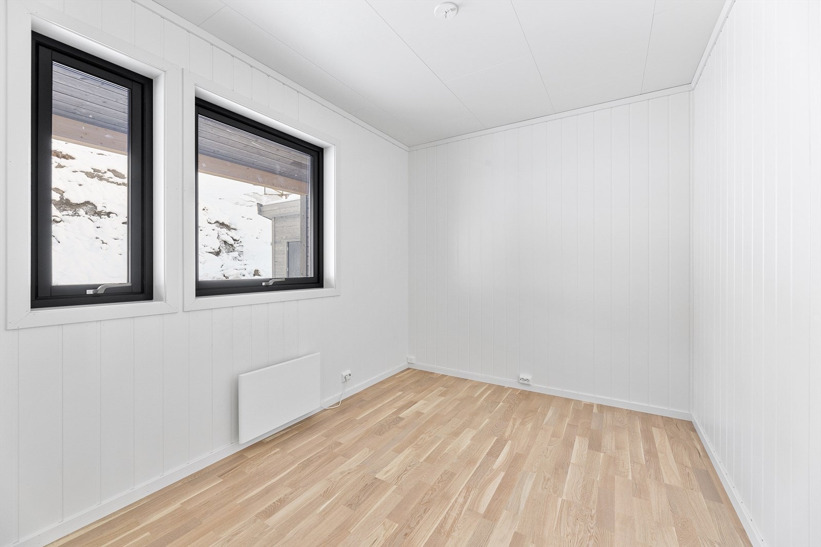 3 trivelige soverom med god plass til møblering. Bildene er fra tilsvarende bolig, men speilvendt. Bildene er kun ment som en illustrasjon av materialer og avvik vil forekomme. Galleribilde