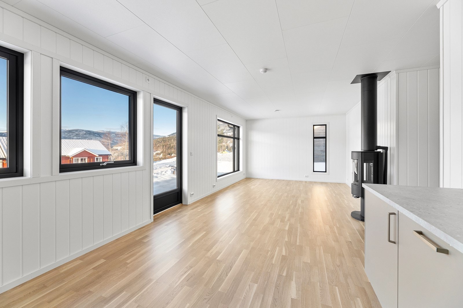 Stue med spisestue har utgang til terrasse. Bildene er fra tilsvarende bolig, men speilvendt. Bildene er kun ment som en illustrasjon av materialer og avvik vil forekomme. Galleribilde