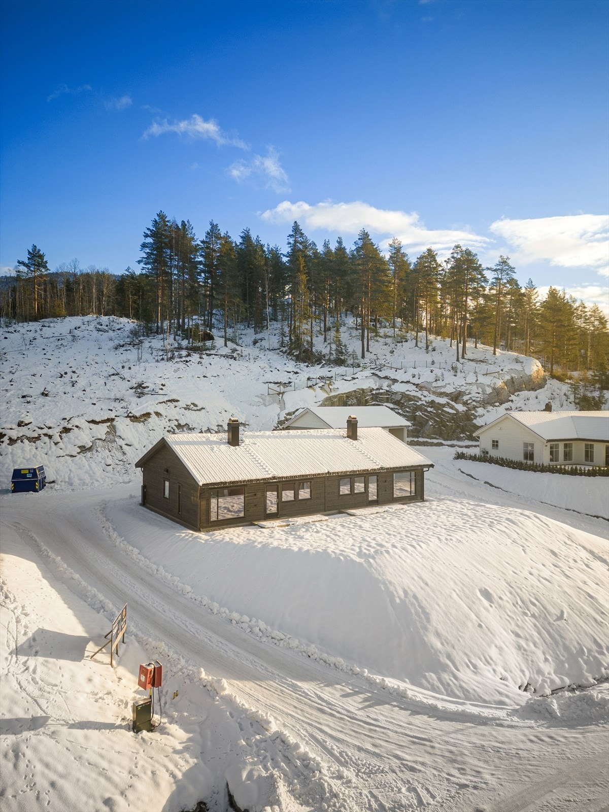 Dette er et rolig og trivelig område, barnevennlig og trafikkstille med nærhet til både barnehage, barneskole, dagligvare, café, vinmonopolet og marka. Galleribilde