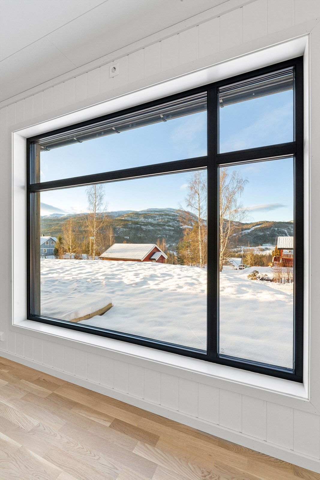 Flott utsikt fra stuen. Bildene er fra tilsvarende bolig, men speilvendt. Bildene er kun ment som en illustrasjon av materialer og avvik vil forekomme. Galleribilde