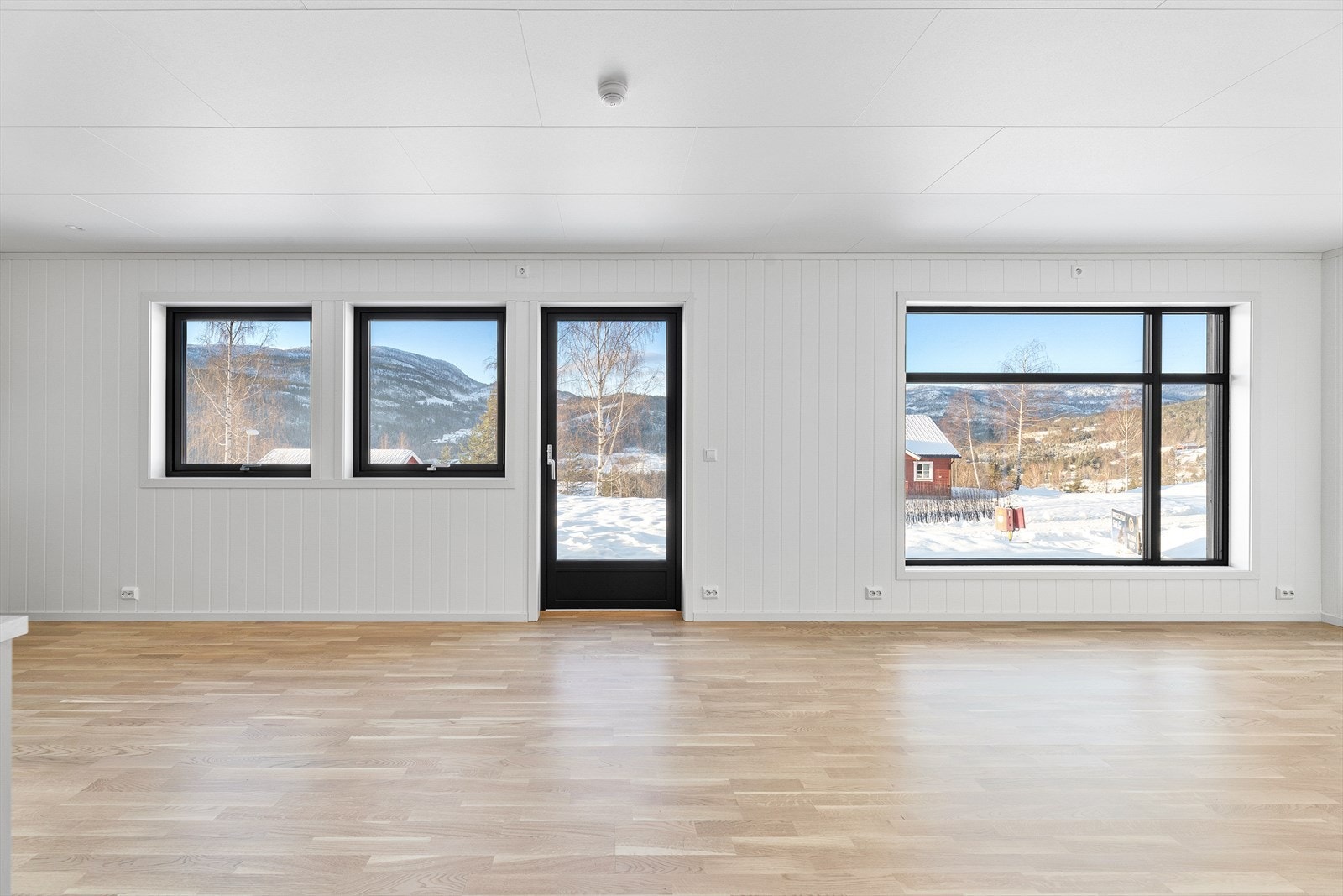 Store vindusflater gir fint utsikt og godt med naturlig lys. Galleribilde