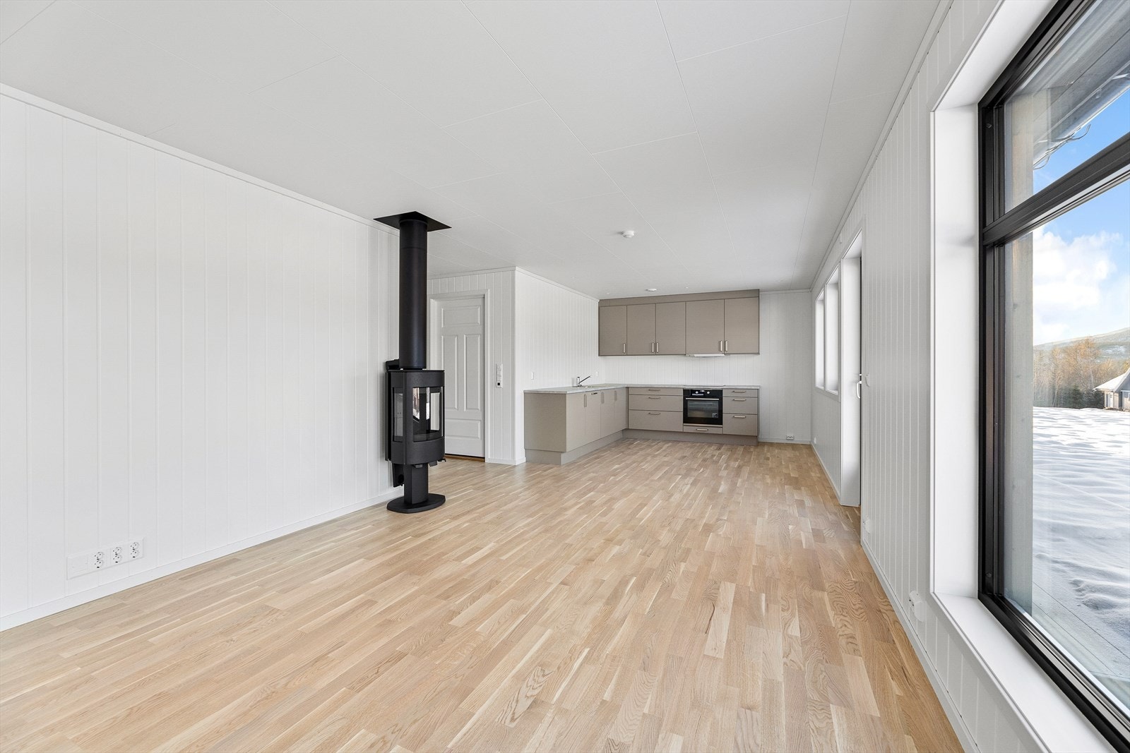 Moderne åpen løsning mot kjøkkenet. Galleribilde
