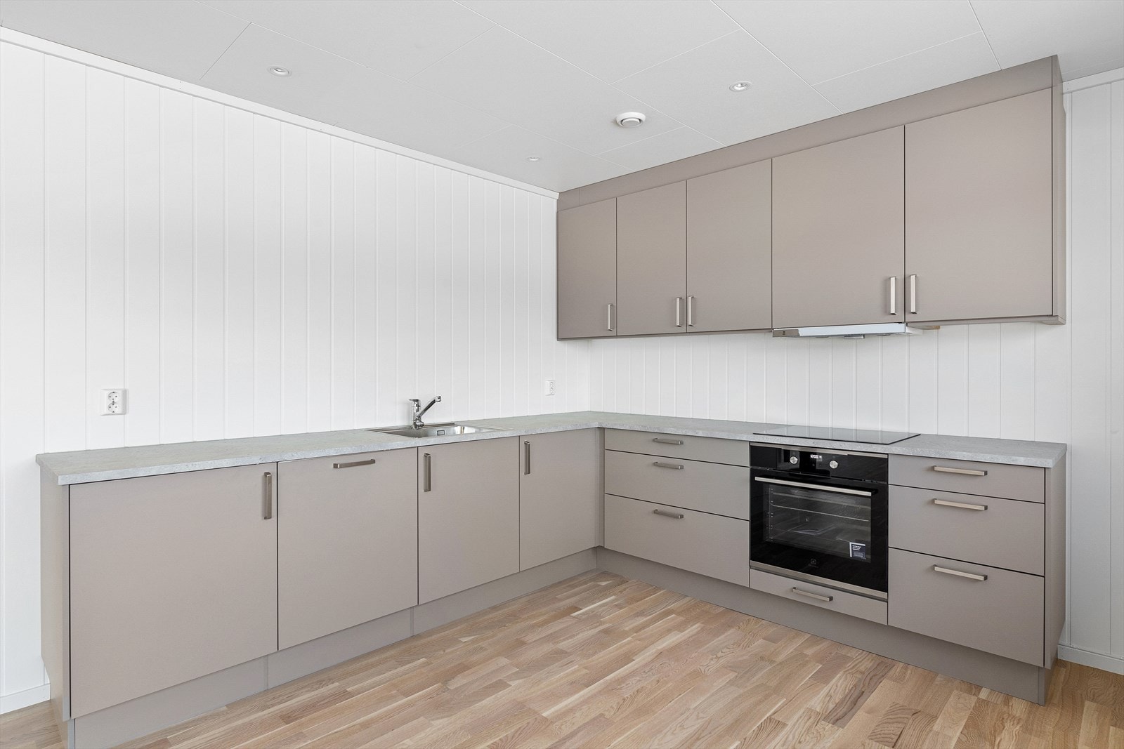 Kjøkken med moderne kjøkkeninnredning og slitesterk benkeplate. Galleribilde