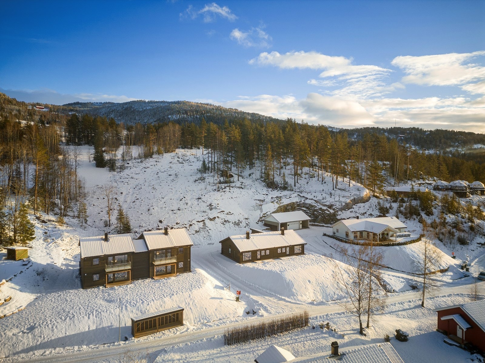 Fra eiendommen er det også nærhet til fine tur- og rekreasjonsmuligheter sommer som vinter, med gode muligheter for både bading og fisking samt turer både på ski og beina. Galleribilde