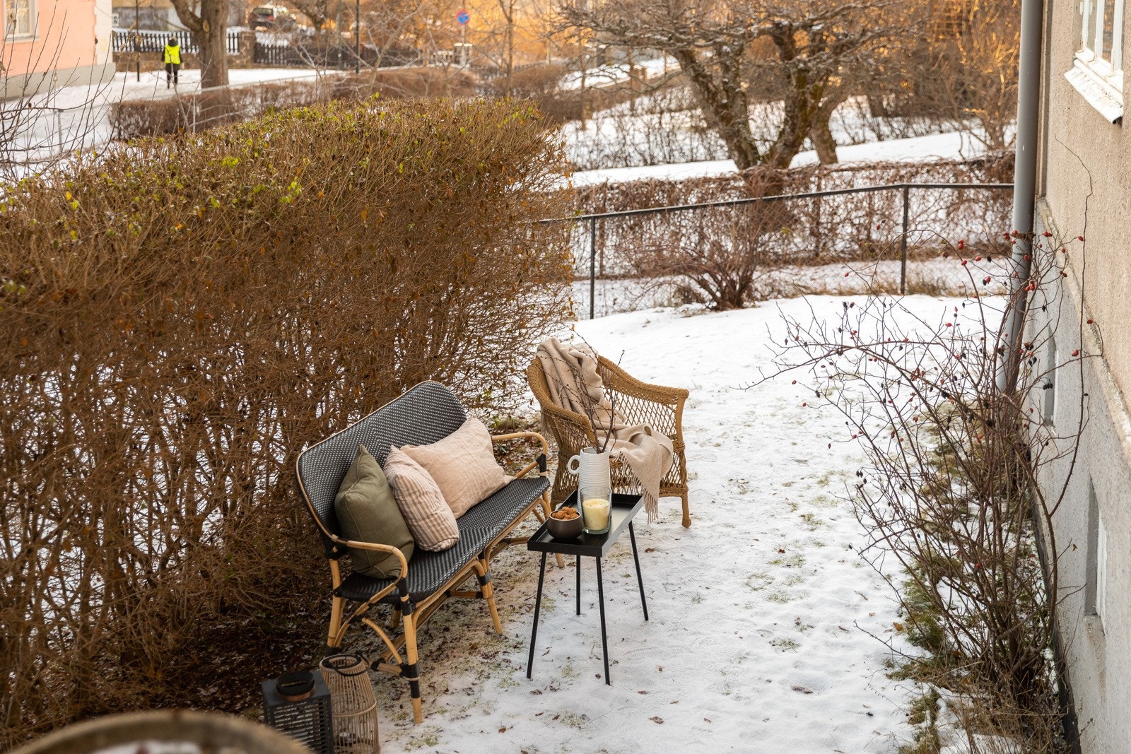 Hageparsellen er på ca 210 kvm og strekker seg rundt hjørnet av bygget. Galleribilde