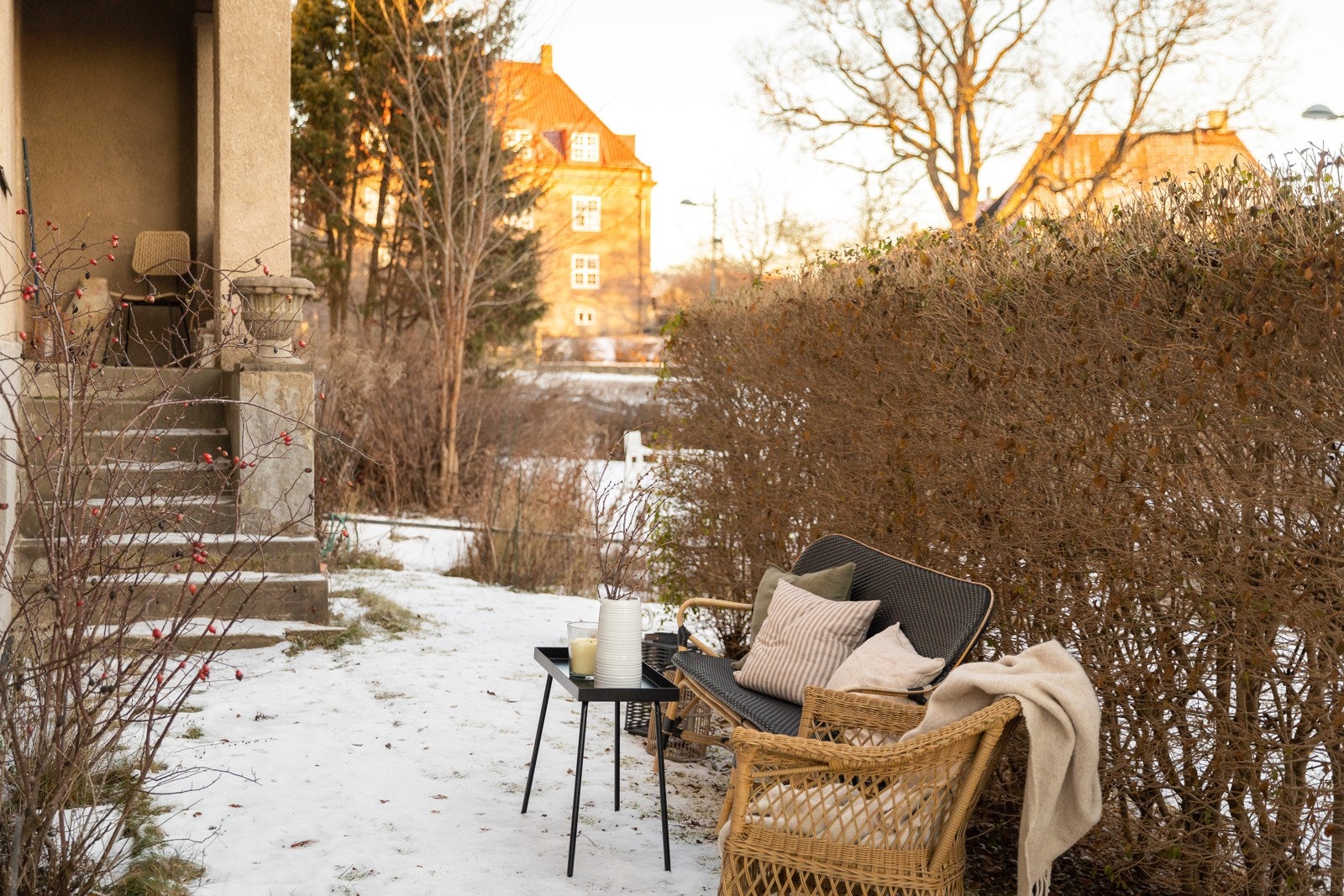 Hagen er pent opparbeidet med plen, hekk, trær og beplantning. Galleribilde