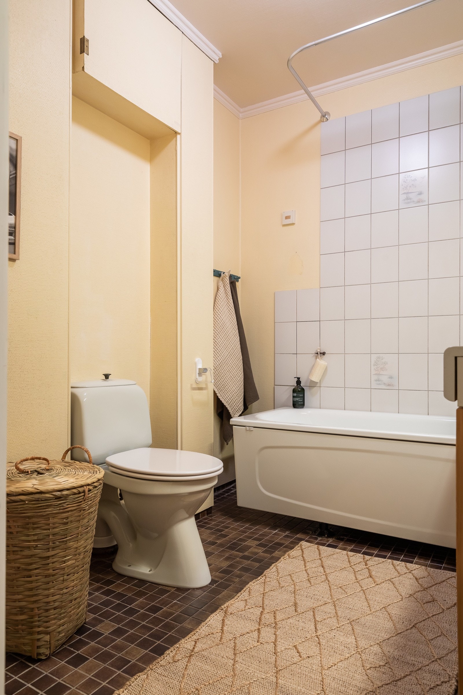 Badet har badekar og behov for oppussing. Galleribilde