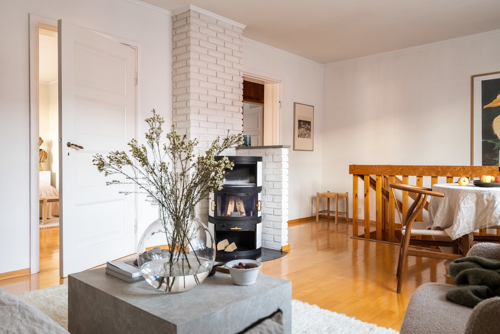 Det er peisovn for vedfyring i stuen. Galleribilde