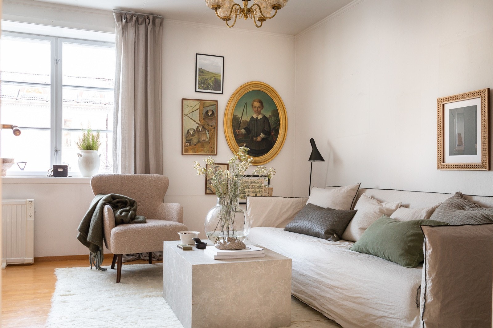 Hjørneleiligheten er lys og gjennomgående med vinduer på tre vegger. Galleribilde