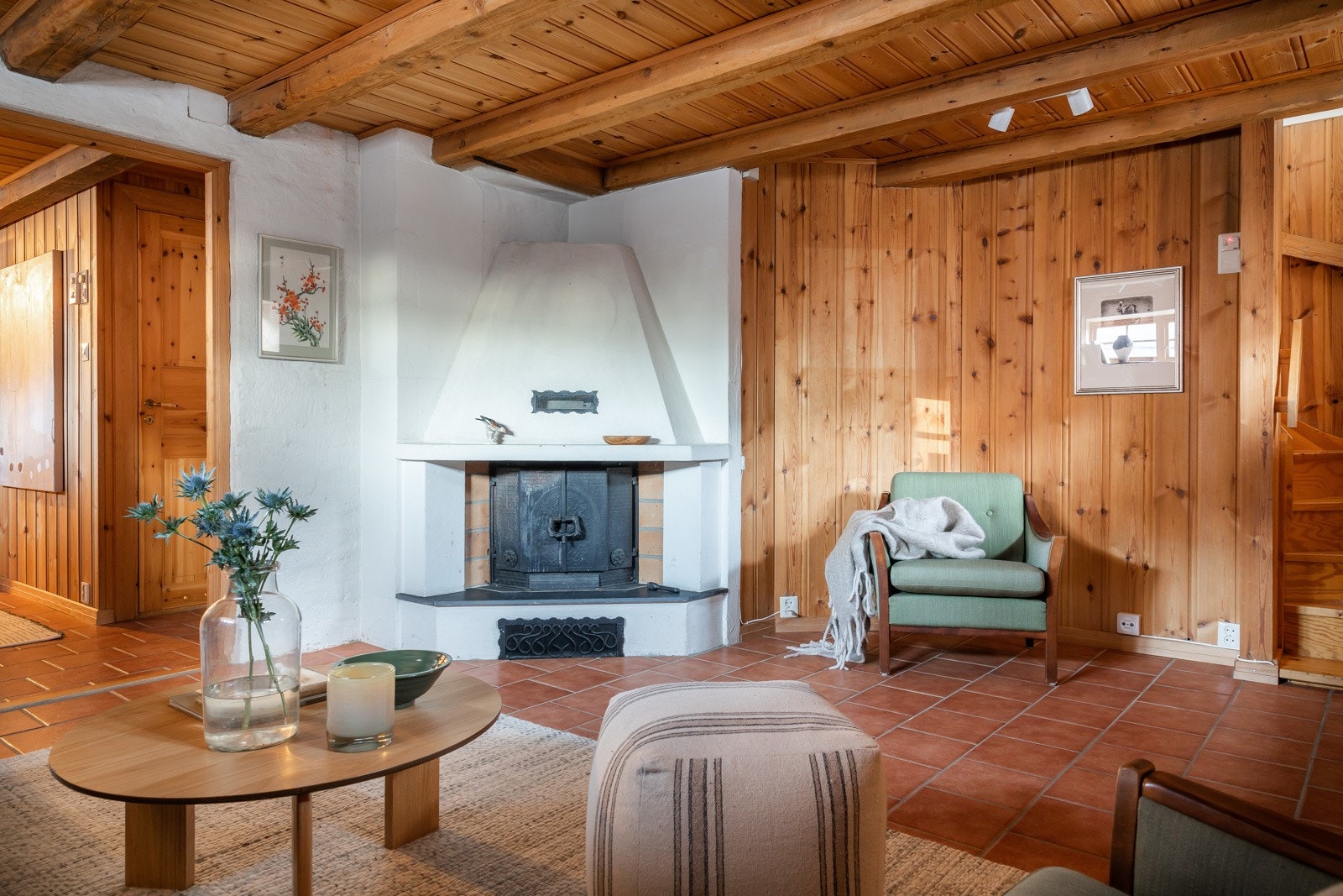 Kjellerstuen har peis for vedfyring. Galleribilde