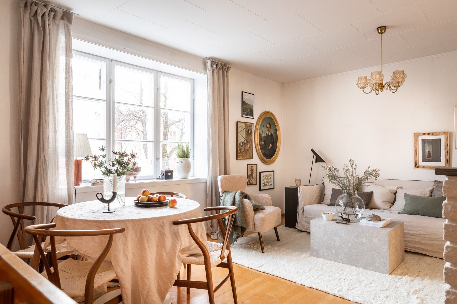 Boligen er i dag innredet med to stuer, tre soverom og to bad + vaskerom og boder. Galleribilde