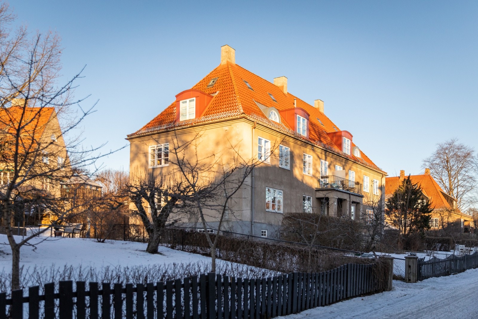 Stor endeleilighet i stille gate Galleribilde