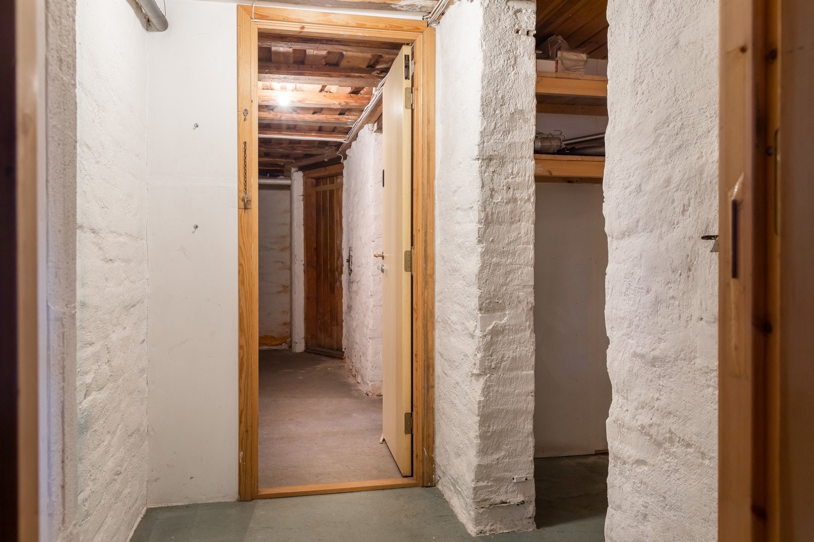 Det er foretatt makeskifte i bygget, mye av tidligere fellesareal kan gjøres om til bolig. Galleribilde