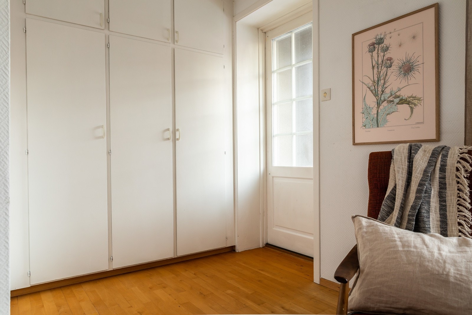 Rommet har direkte utgang til liten veranda og hage. Galleribilde