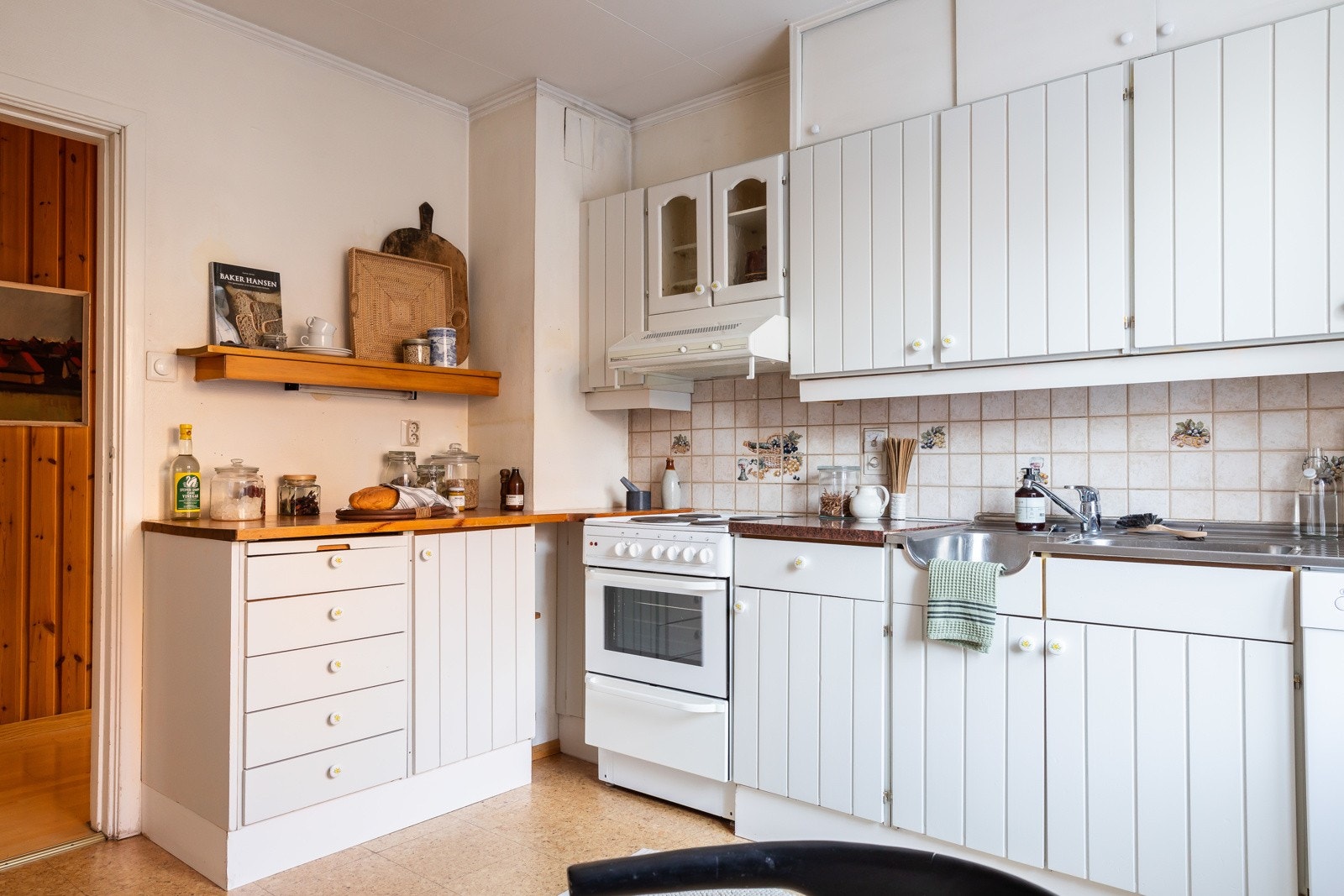 Eldre kjøkkeninnredning, som er klar for modernisering. Galleribilde