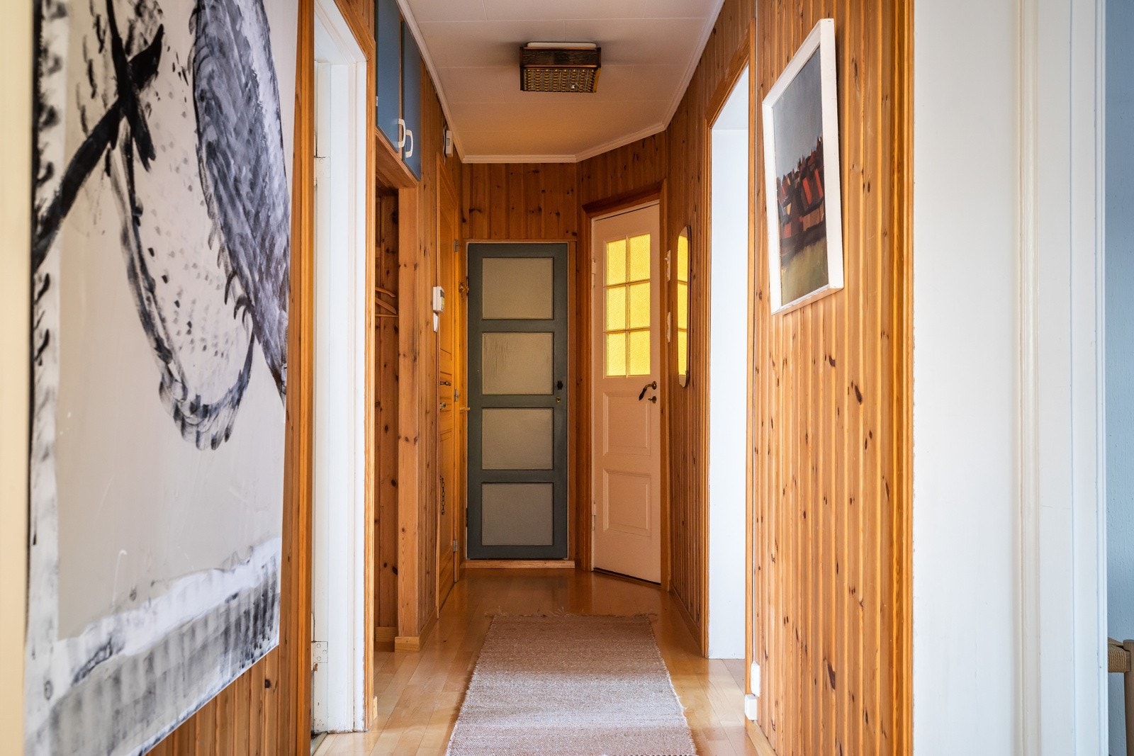 Entré og gang i 1 etasje. I enden kan du se kleskottet for yttertøy og andre nødvendigheter. Galleribilde