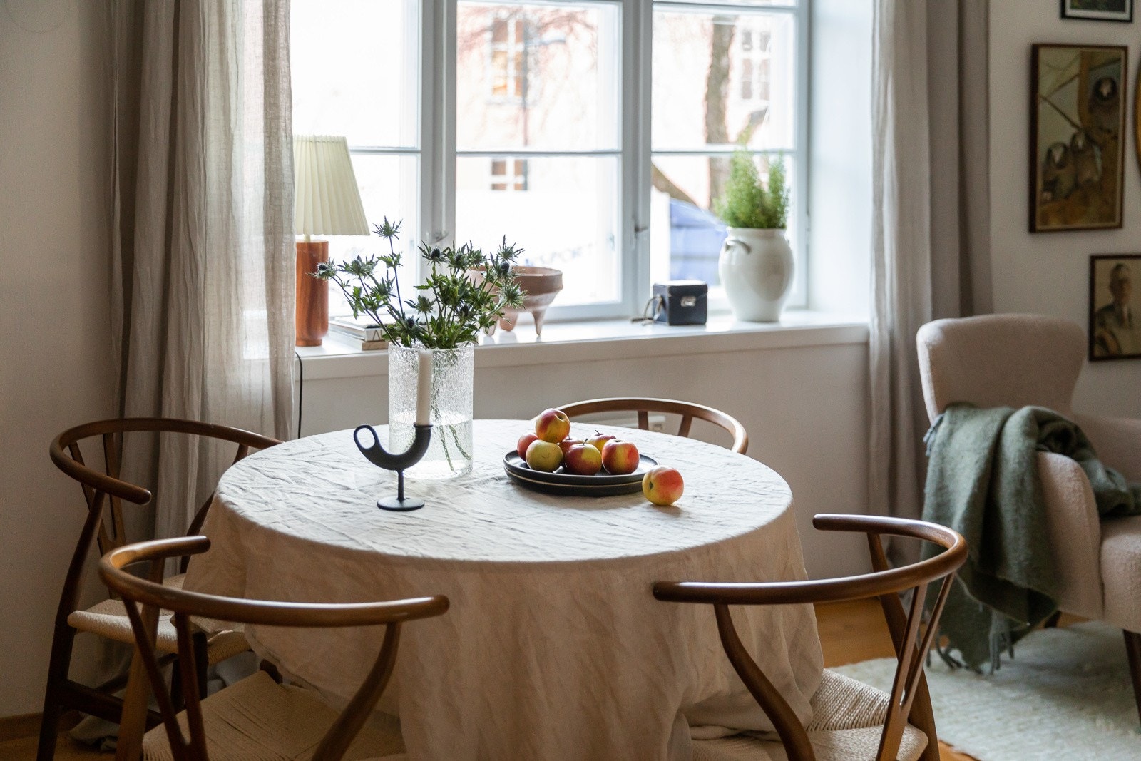 Spisebord i stuen. Galleribilde
