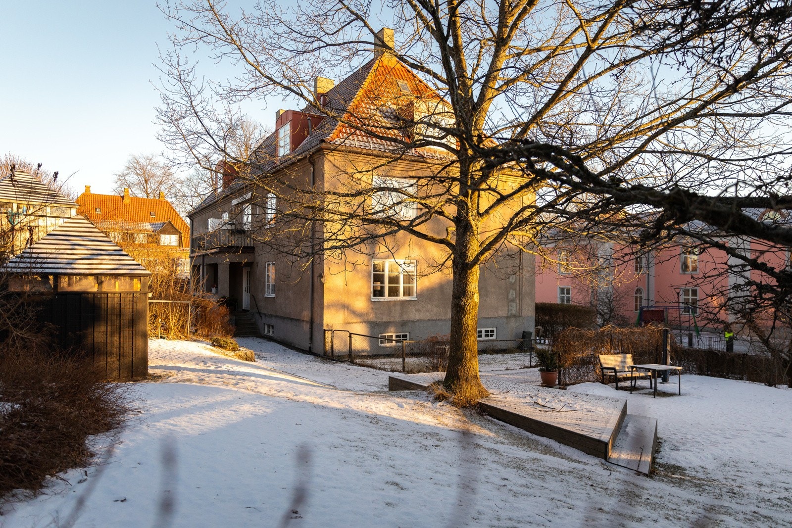 Hjørnetomt og hage med god plass mellom husene. Galleribilde