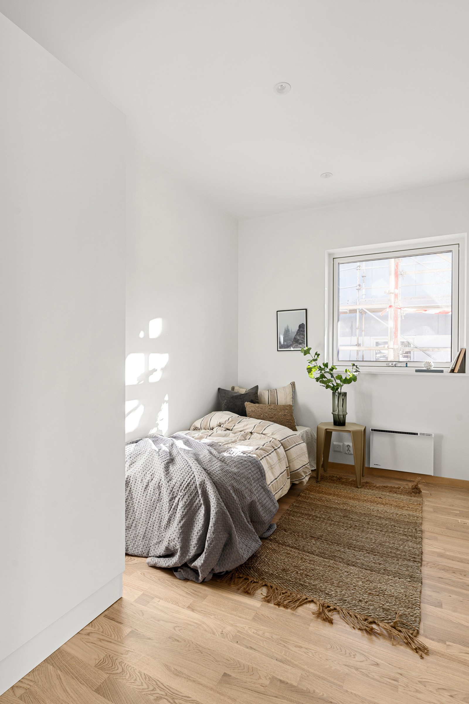 Illustrasjonsbilde tatt av lignende bolig i feltet. Boligen som selges ligger på samme rekke og speilveindt. Noe avvik i standard kan forekomme. Ta kontakt med megler for mer informasjon