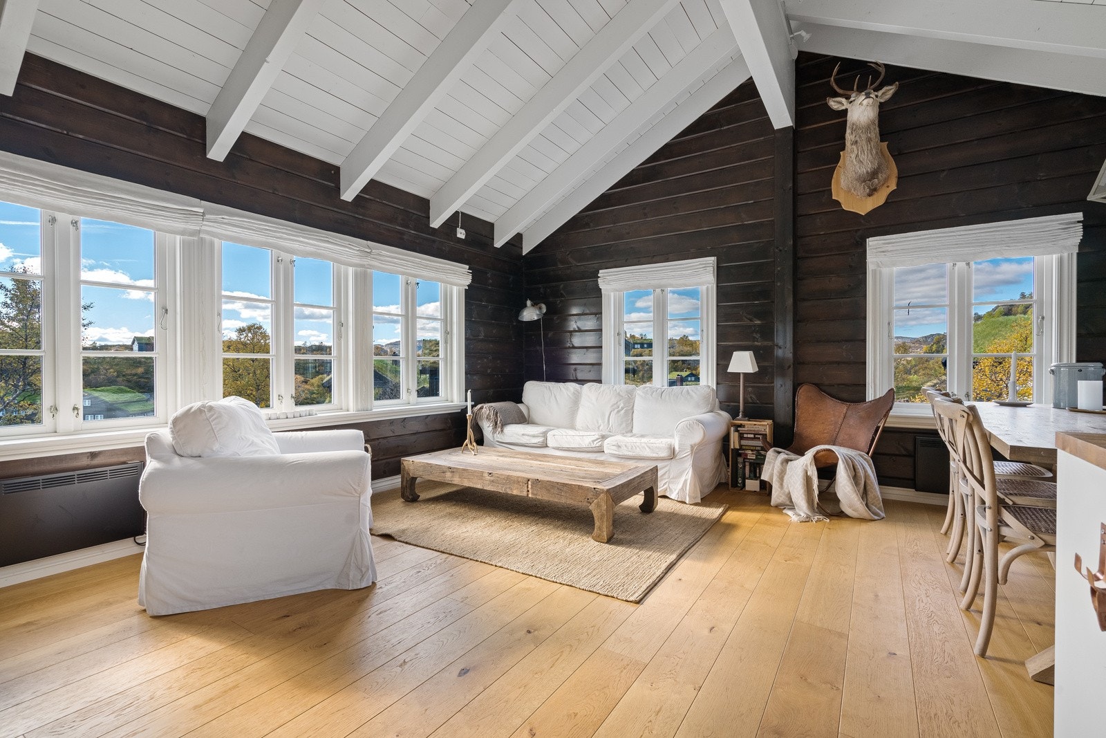 På gulvet er det en solid enstavs parkett. Galleribilde