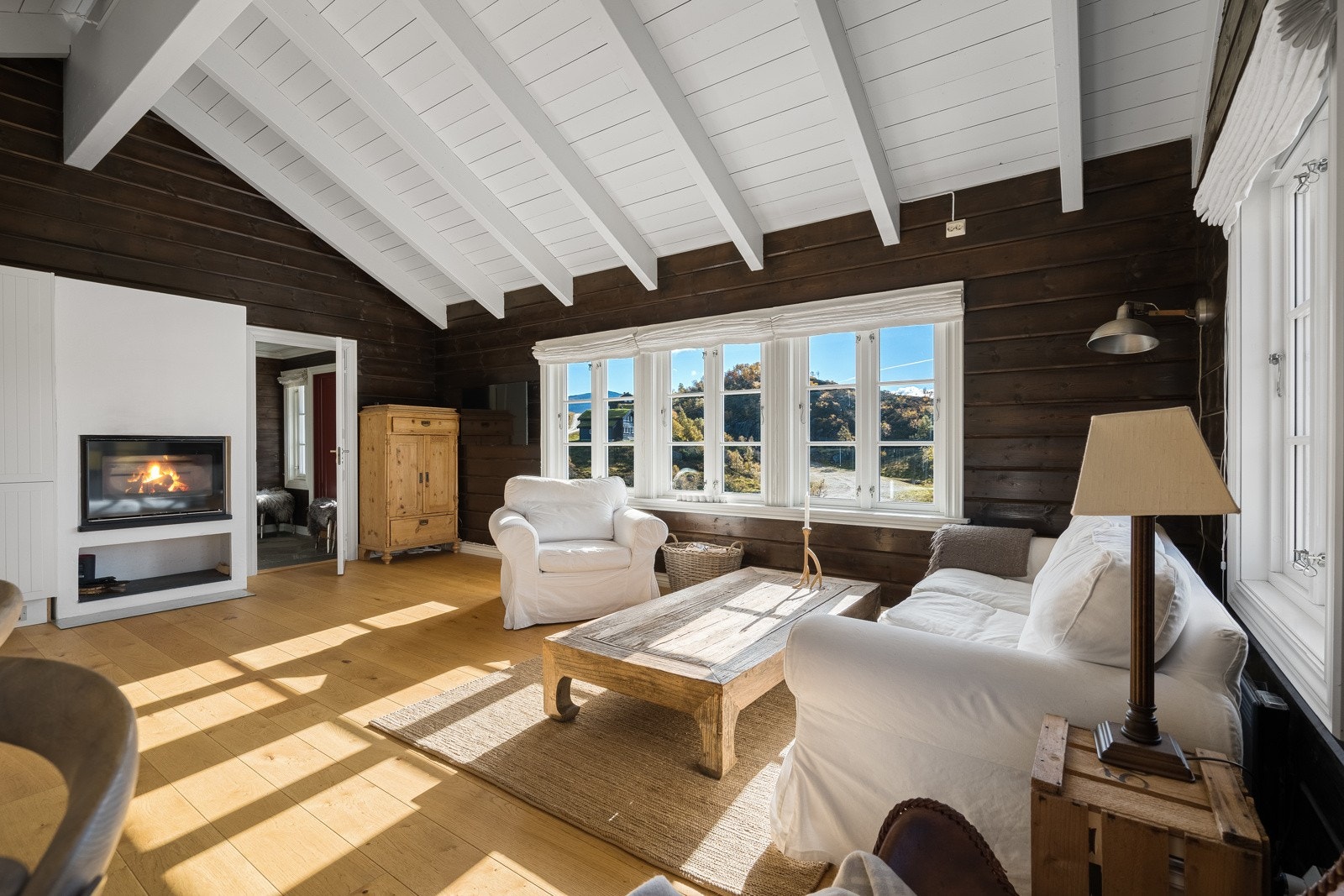 God takhøyde og vindusflater i flere himmelretninger gir en meget god romfølelse. Galleribilde