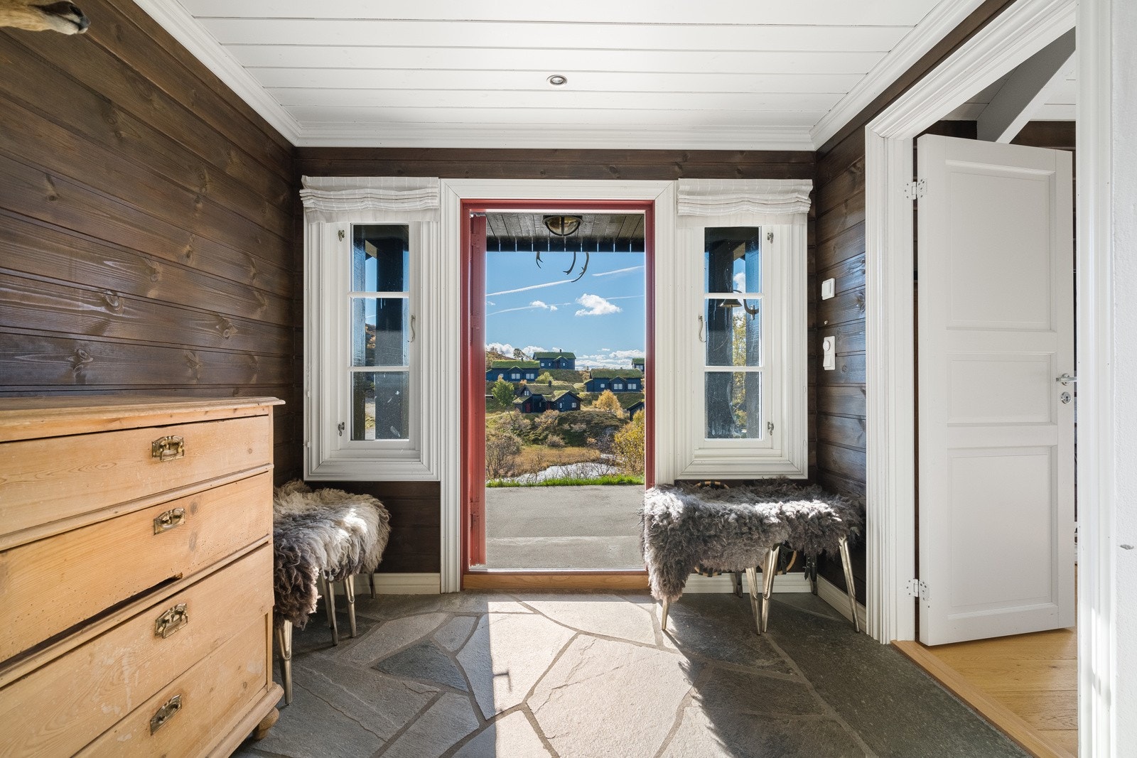 Romslig gang med skifer og varme i gulv. Galleribilde