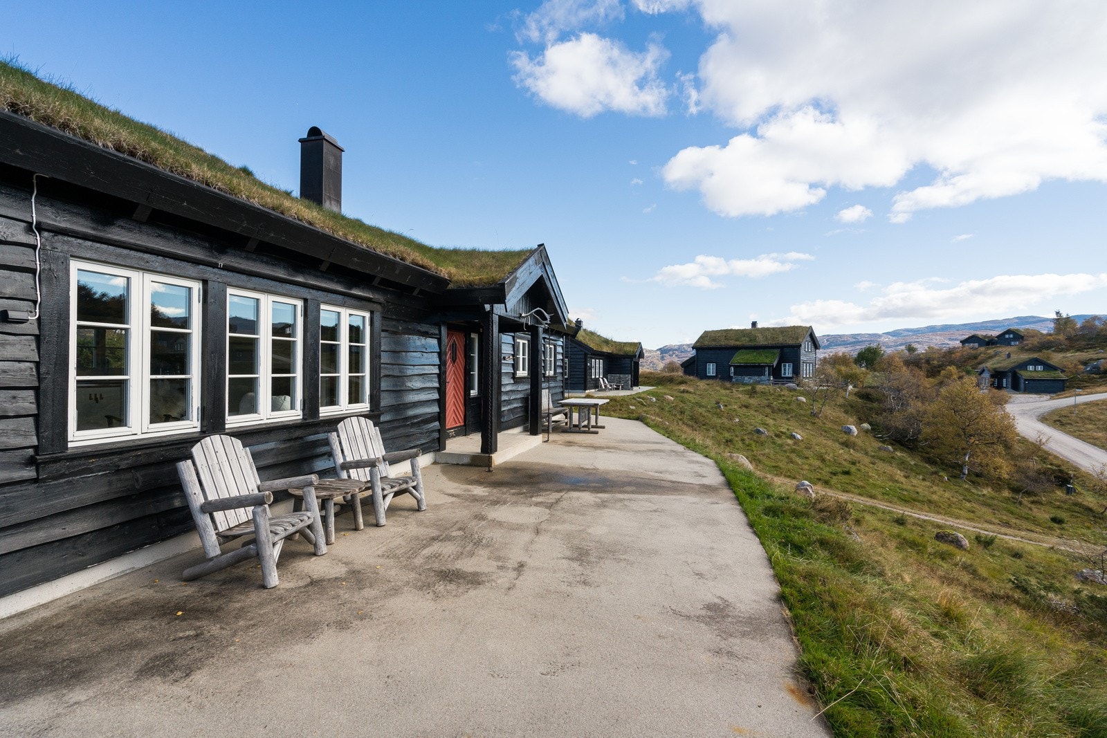 Utenfor hytten er det en herlig solrik uteplass. Galleribilde