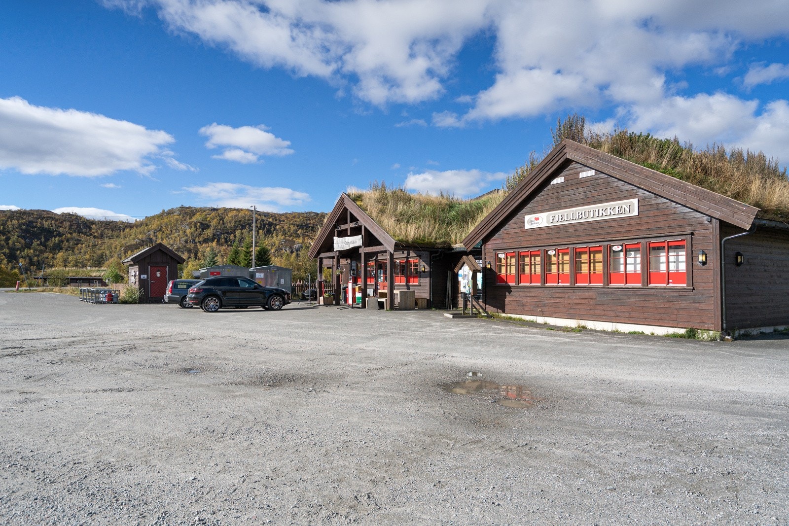 Det er kort vei til nærbutikken på Suleskard. Her har de også fersk bakst i helgene. Galleribilde