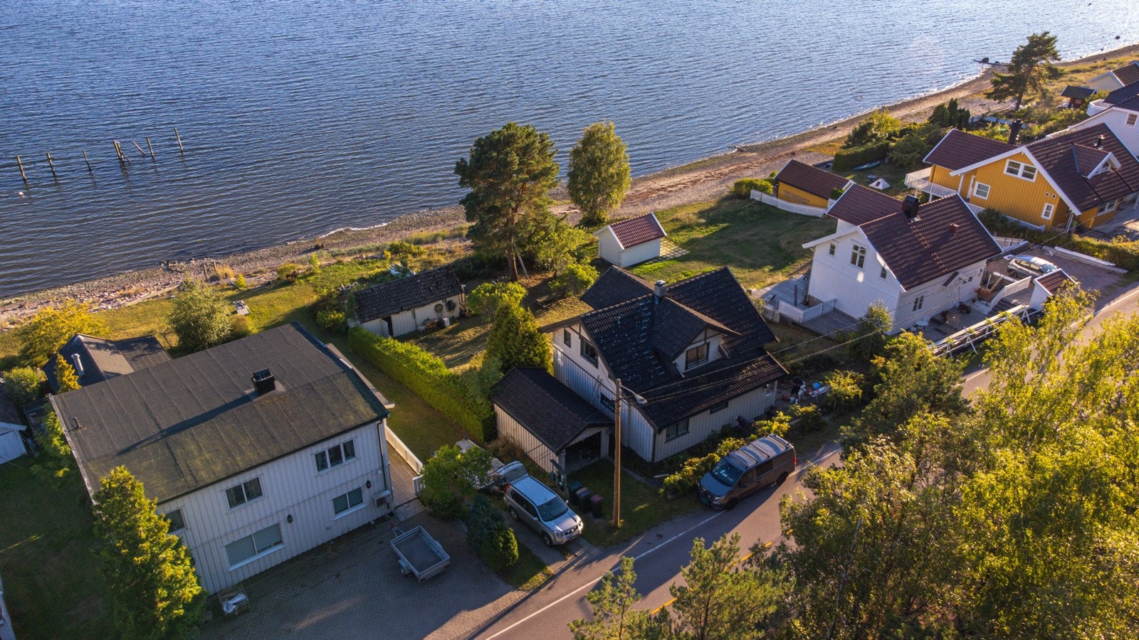 Enebolig beliggende i første rekke mot vannet Galleribilde