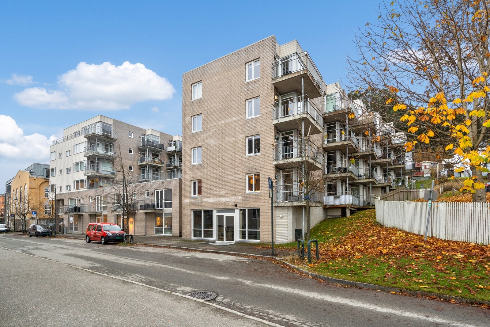 Legg merke til den skjermede beliggenheten i høy førsteetasje Galleribilde