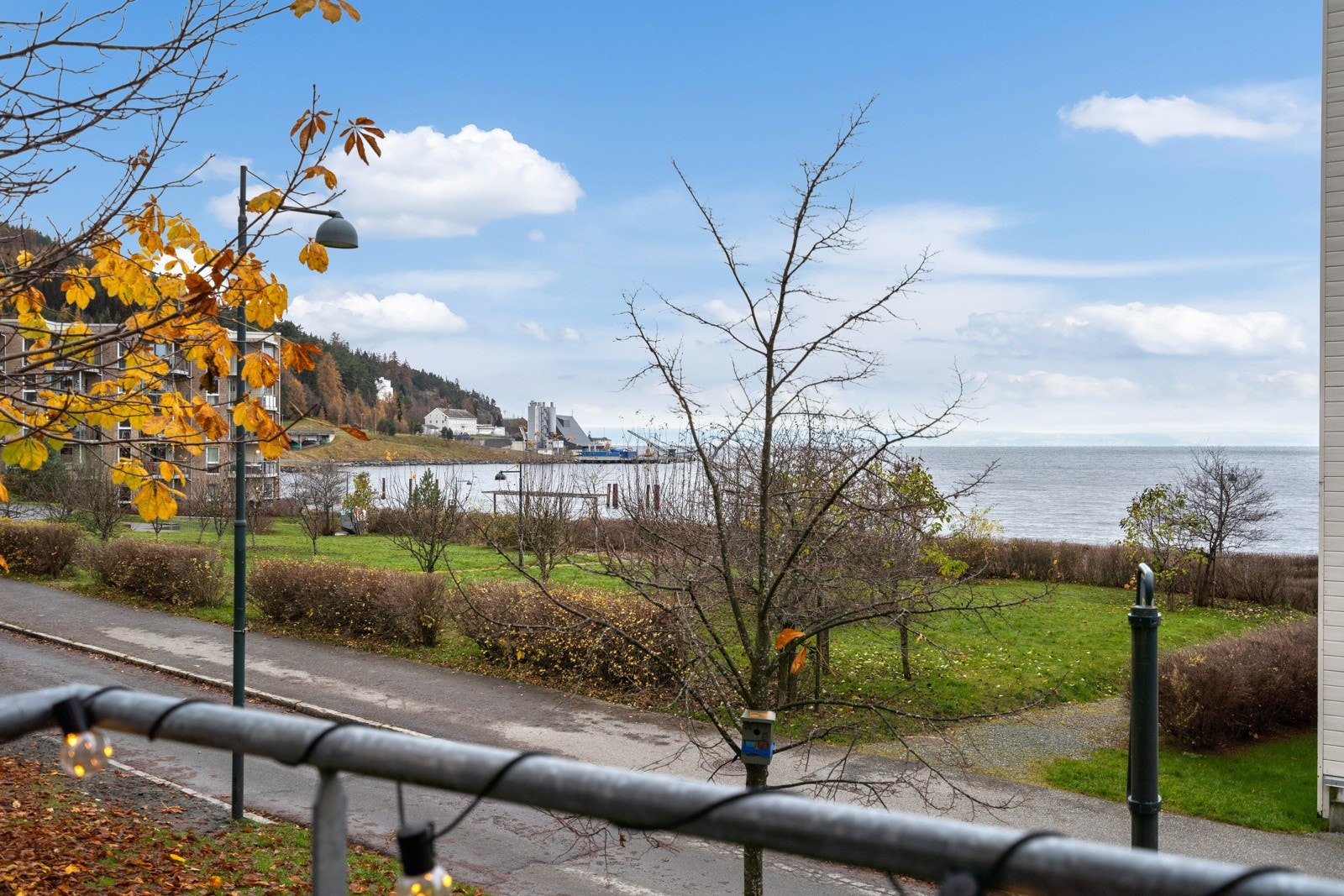 Leiligheten har en ettertraktet beliggenhet i idylliske Ilsvika med flott fjordutsikt Galleribilde