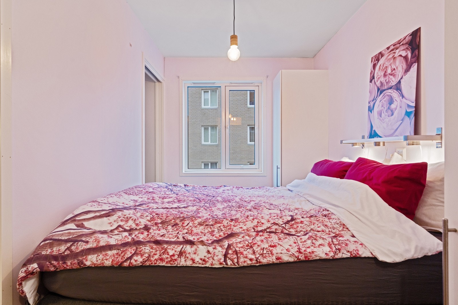 Soverommet er av romslig størrelse med god plass til dobbelseng Galleribilde