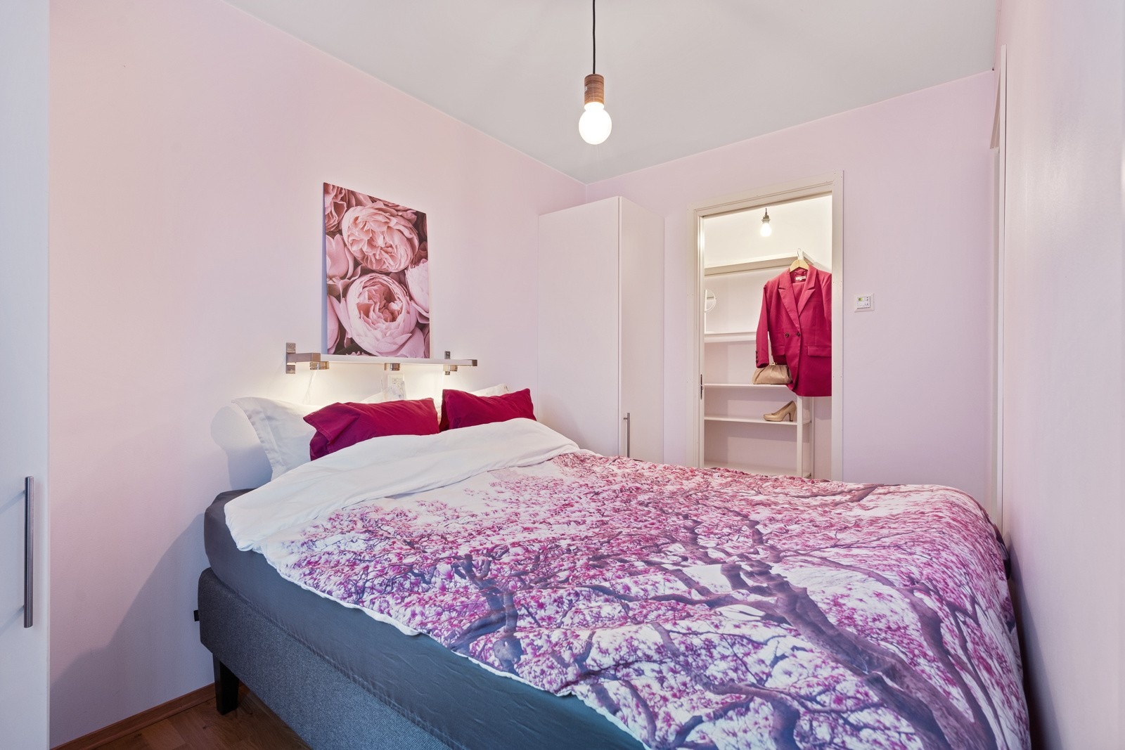 Fra soverommet har du tilgang til egen bod, som i dag er brukt som walk-in closet Galleribilde