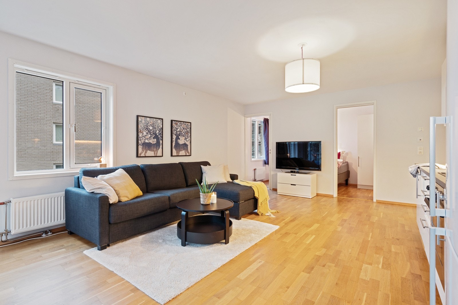 Det meste er inkludert i de månedlige felleskostnadene som strøm, fjernvarme, kommunale avgifter, parkering, TV og bredbånd Galleribilde