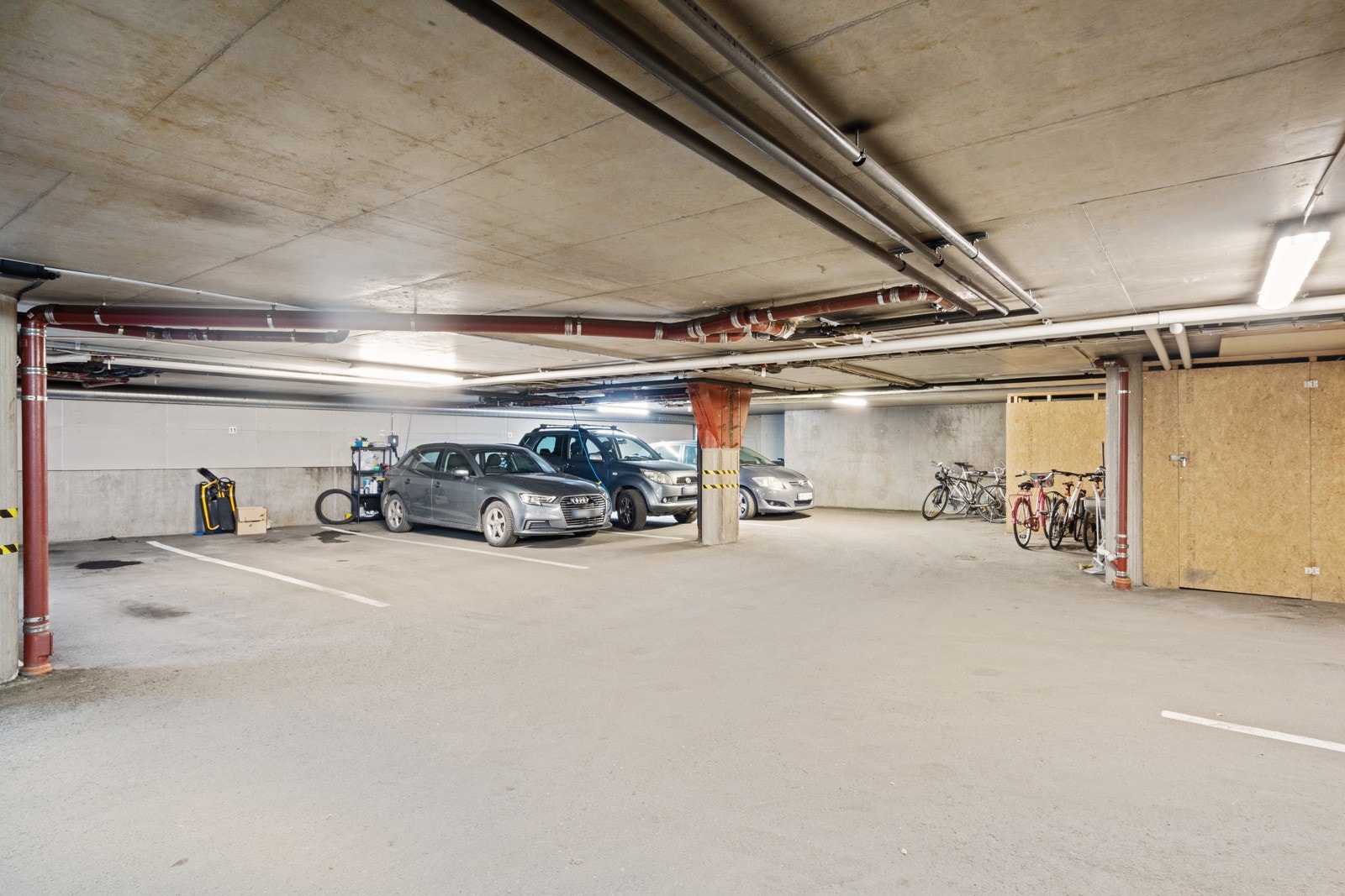 Fast parkeringsplass medfølger i oppvarmet garasjeanlegg Galleribilde