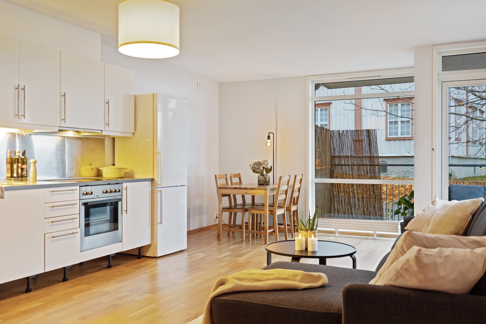 Den åpne løsningen byr på rause vindusflater, generøs takhøyde og god plass til både sitte- og spisegruppe Galleribilde