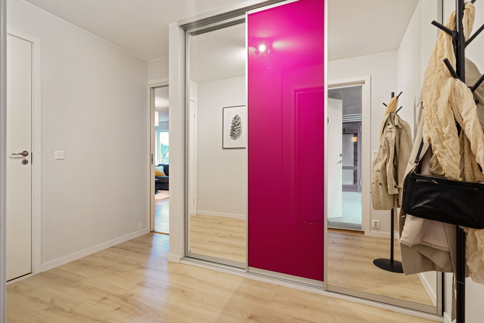 I tillegg er det en praktisk skyvedørsgarderobe i entréen Galleribilde