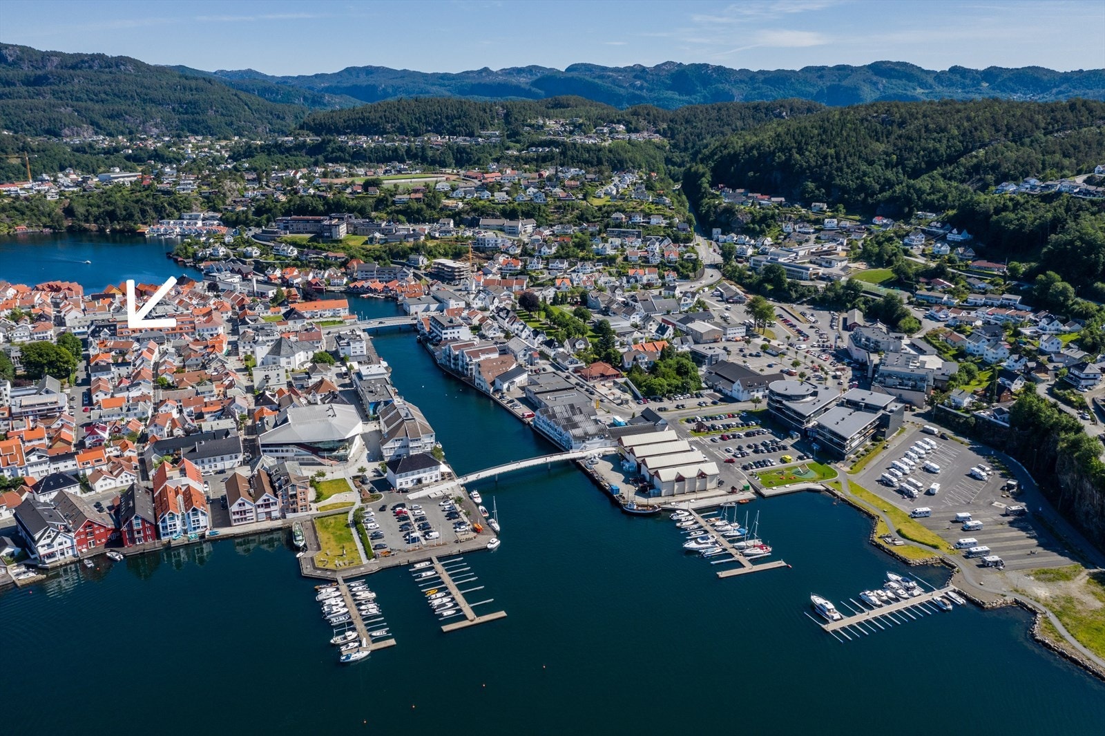 Eiendommen ligger midt i bykjernen med umiddelbar nærhet til alle fasiliteter! Galleribilde